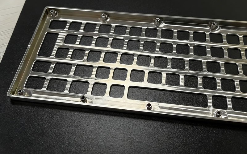internal-cnc-milling-details-316l-stainless-steel-chassis Internal view of the Custom Stainless Steel CNC Keyboard housing, revealing precision CNC milling tool paths and the integrated switch plate grid for high structural rigidity.
