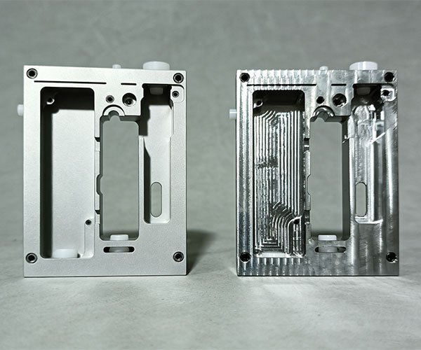 After Bead Blasting (Left) | Raw Machined Blank (Right) Side-by-side comparison of an aluminum CNC machined part. Left side features a bead blasted matte finish; right side shows the as-machined surface with visible tool marks.