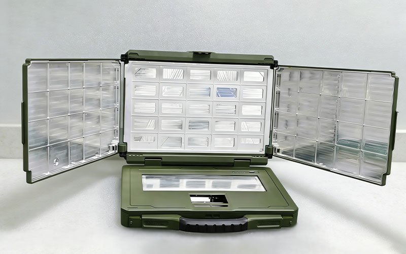 Custom CNC machined tri-screen military rugged laptop enclosure made of 7075-T6 aluminum, with bead blasting military green hard anodizing, IP67 waterproof dustproof shockproof three-proof design for military field computing.