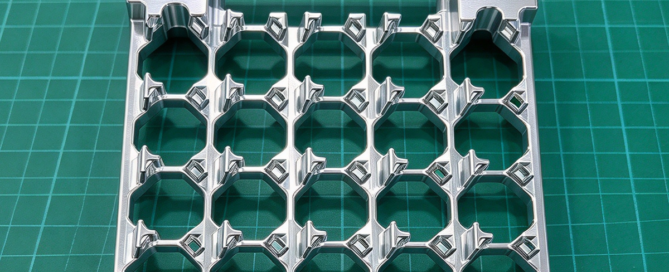 Thin-wall hollowed-out aluminum part machined without warping